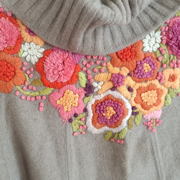 Embroidered Floral Turtleneck - Picture 5 of 7